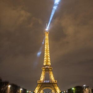torre eiffel iluminada